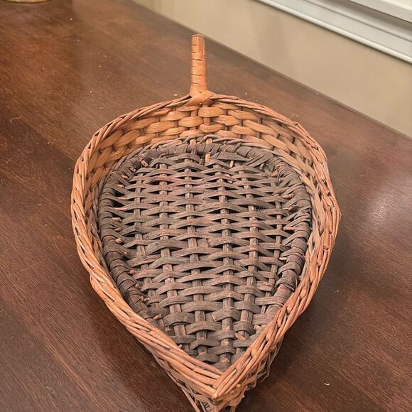 Vintage two tone leaf basket with handle - Picture 2 of 4